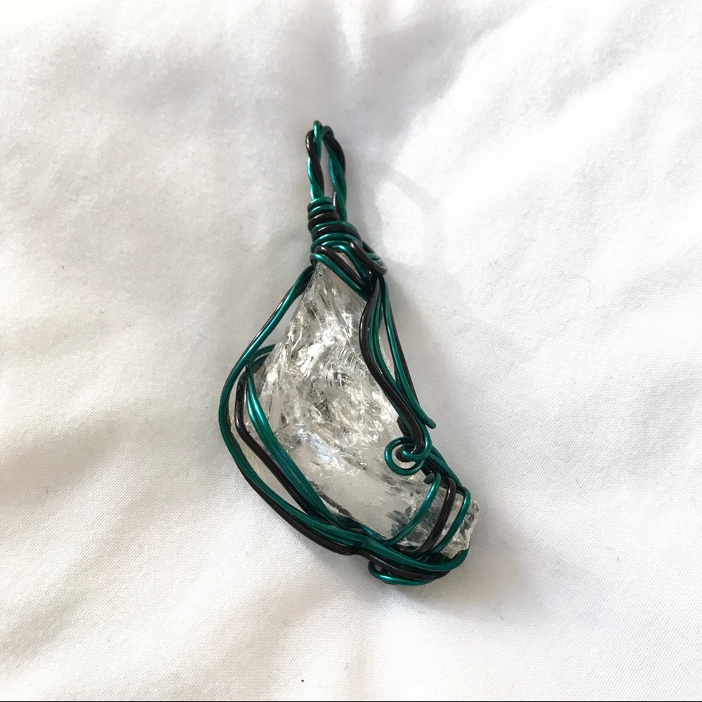 NWOT HANDMADE Quartz Stone Wrap Pendant